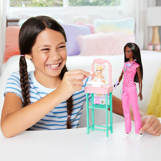 Barbie Poupée Mode Pédiatre, Brunette, Poupée Bébé, Meubles et Acc.