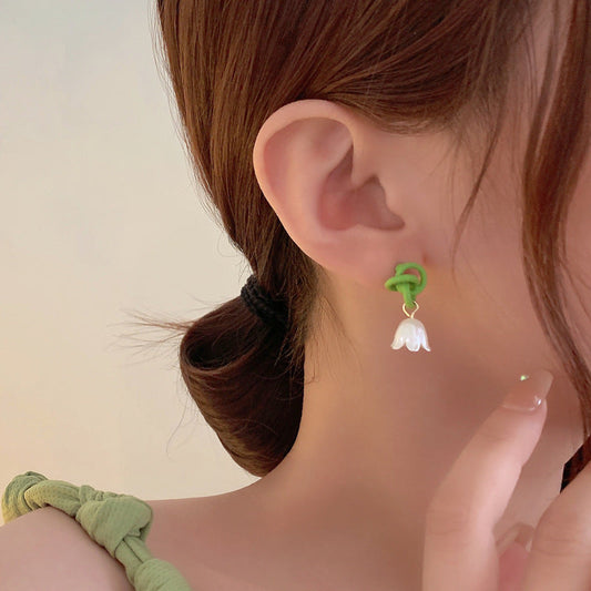 Luninana Clip-on Earrings - White Bluebell With Dark Green Knot YBY077