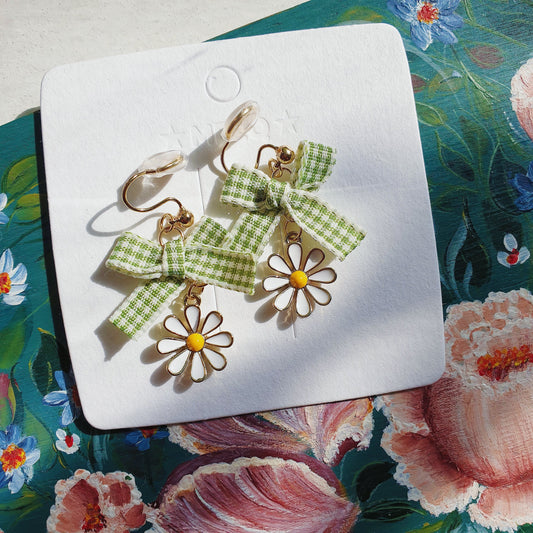 Luninana Clip-on Earrings - Daisy Flower with Green Ribbon Earrings LL009