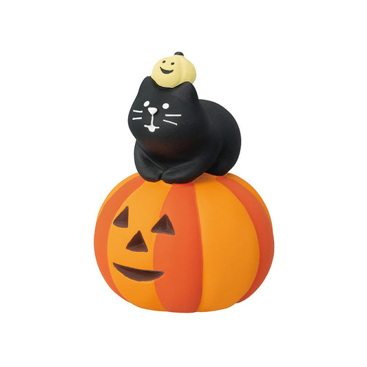 Decole Concombre Figurine - Halloween - Cat Relaxing With Pumpkin (Luminous)