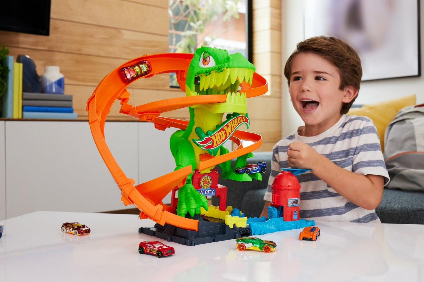 Hot Wheels City Pista de Brinquedo T-Rex x Quartel de Bombeiros