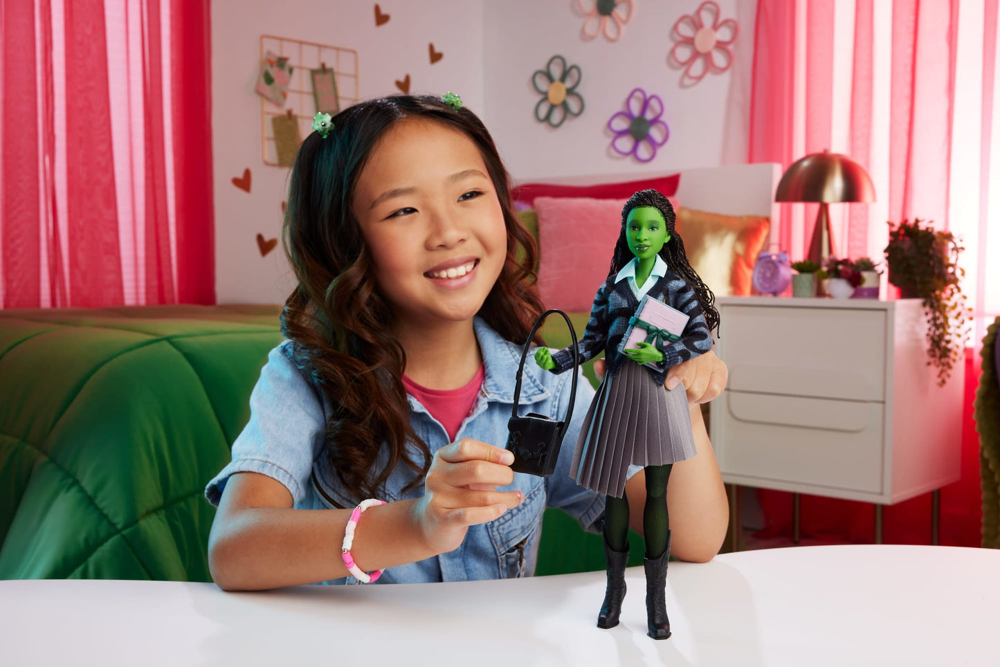 Universal Pictures’ Wicked  Poupée  Elphaba à L’Université de Shiz