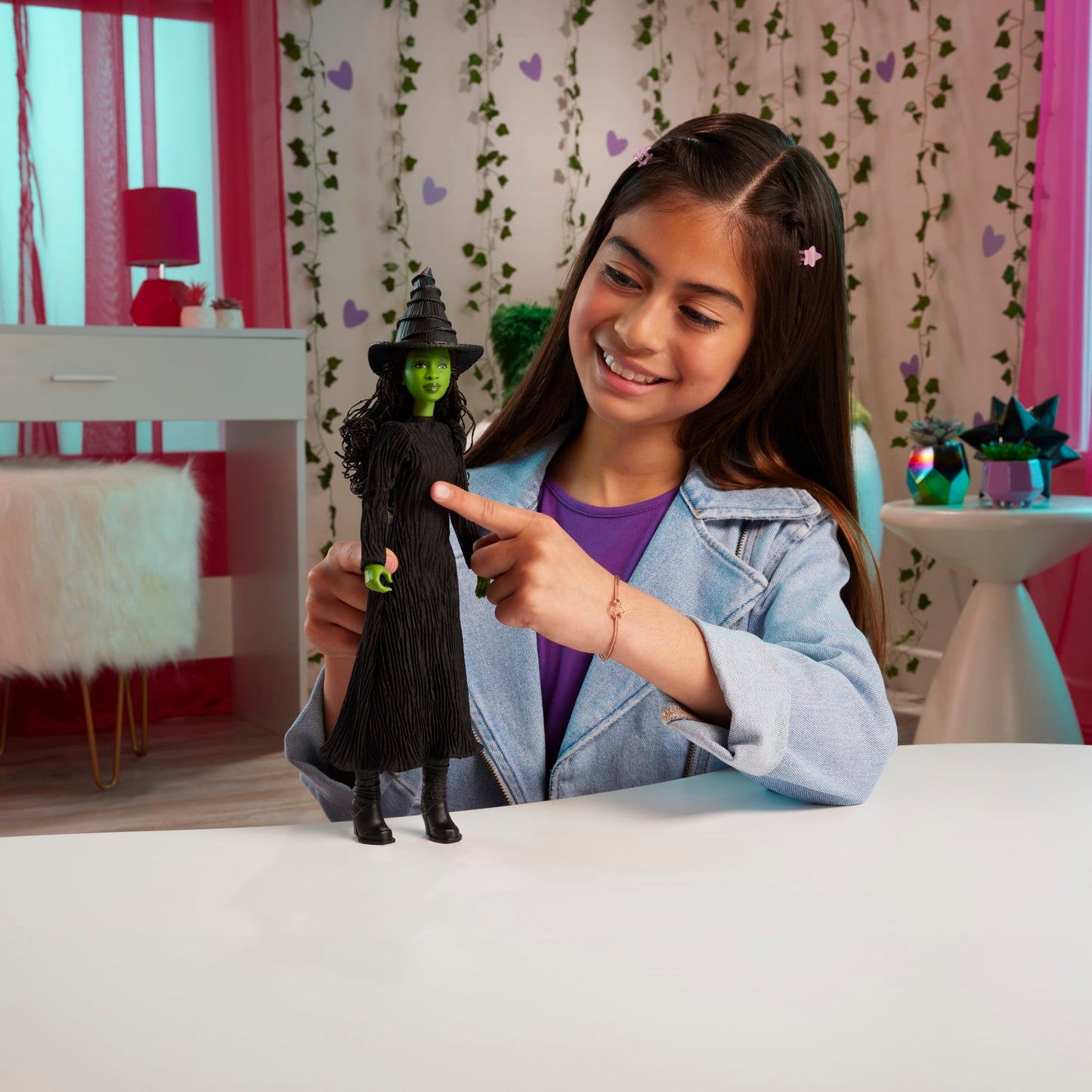 Universal Pictures Wicked Poupée Elphaba Chantante Avec Habillages et Accessoires - Bientôt Disponible